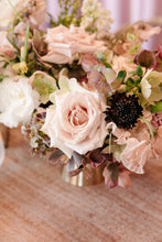 Load image into Gallery viewer, G'old Hollywood Footed Vased Centerpiece